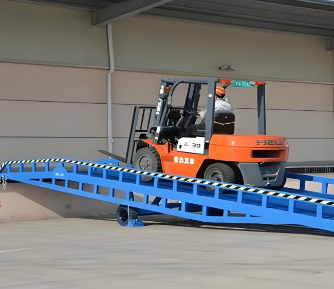 吉木萨尔移动式卸货平台（叉车用）